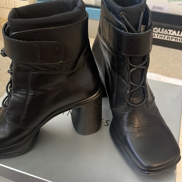 Nine West black ankle boot tie -up front with Velcro strap - Picture 2 of 5